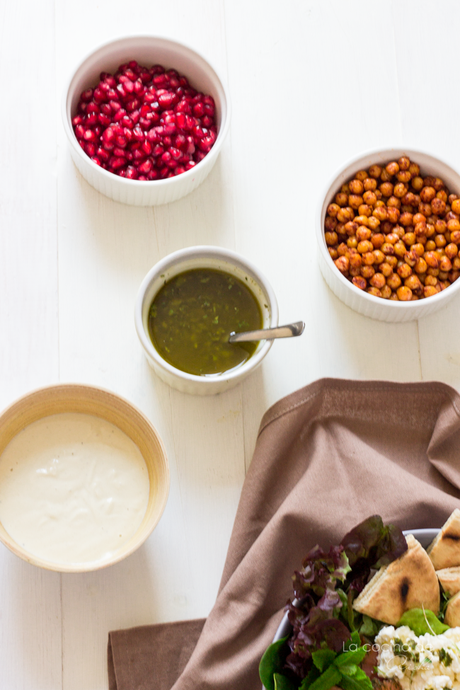 Ensalada de espinacas, salmón ahumado y garbanzos especiados con salsa chimichurri y tahini Ensalada de espinacas, salmón ahumado y garbanzos especiados con salsa chimichurri y tahini
