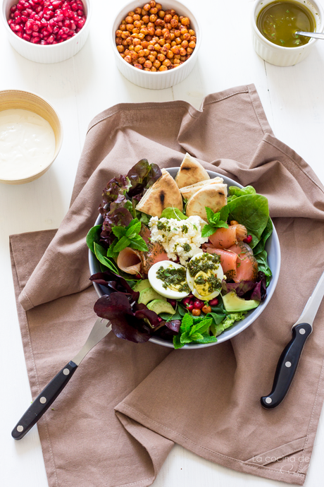 Ensalada de espinacas, salmón ahumado y garbanzos especiados con salsa chimichurri y tahini Ensalada de espinacas, salmón ahumado y garbanzos especiados con salsa chimichurri y tahini