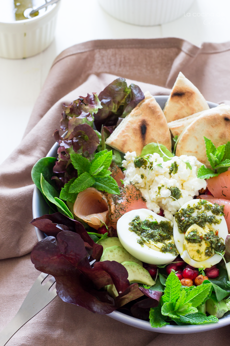 Ensalada de espinacas, salmón ahumado y garbanzos especiados con salsa chimichurri y tahini Ensalada de espinacas, salmón ahumado y garbanzos especiados con salsa chimichurri y tahini