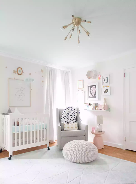 Rosa, gris, coral y mint en una cuarto de bebé lleno de estilo y buen gusto!