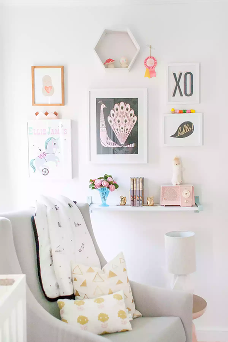Rosa, gris, coral y mint en una cuarto de bebé lleno de estilo y buen gusto!