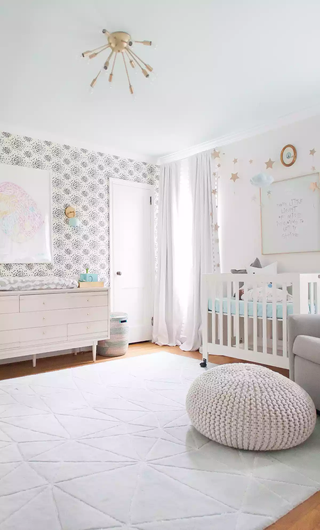 Rosa, gris, coral y mint en una cuarto de bebé lleno de estilo y buen gusto!