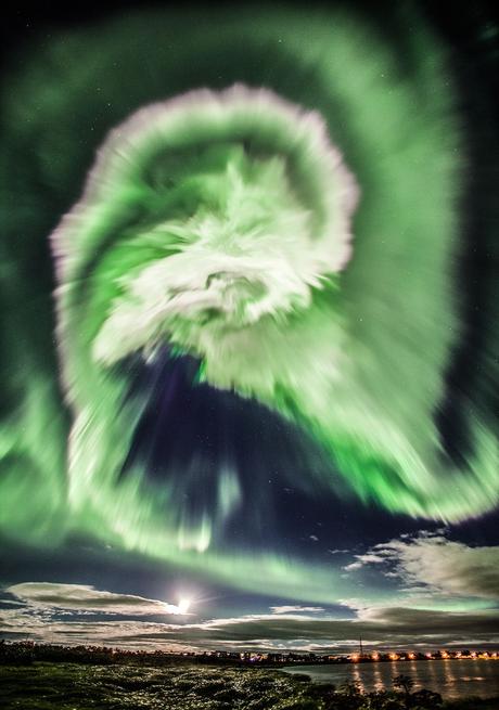 Aurora espiral sobre Islandia