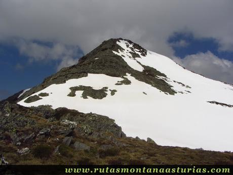 Subiendo Peña Trevinca, neveros