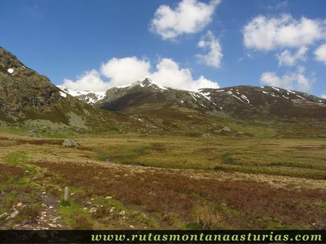 Atravesando valle a pies de Peña Trevinca