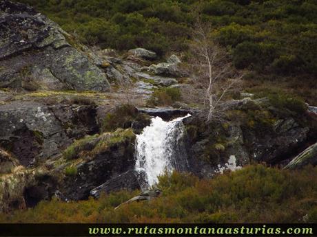 Cascada de agua en Peña Trevinca