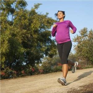 mujer embarazada corriendo