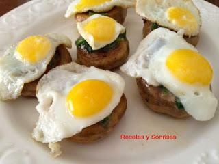 CHAMPIÑONES CON ESPINACAS, QUESO DE CABRA Y MERMELADA DE TOMATE