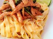 Pollo soja brócoli sobre pasta huevo