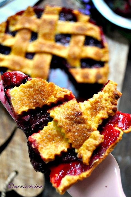 Pie de fresas balsámicas y arándanos