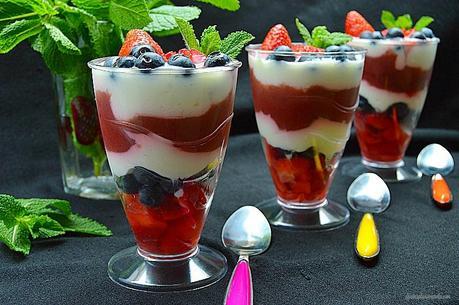 Vasitos de queso con mermelada, arándanos y fresas