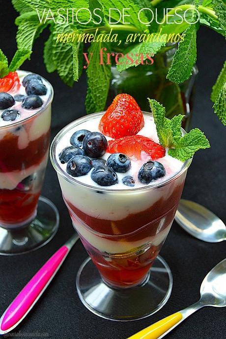 Vasitos de queso con mermelada, arándanos y fresas