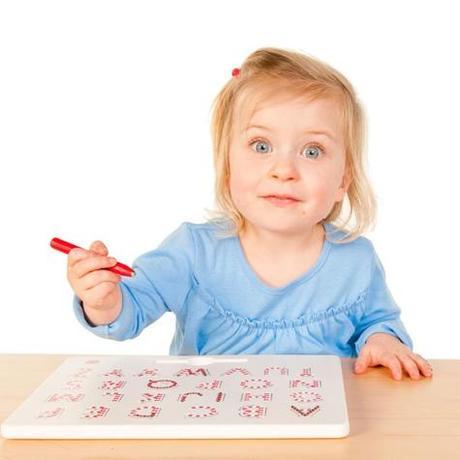 niña aprende escribir