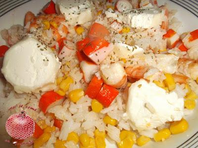 Ensalada de arroz con gambas y queso