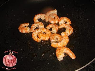 Ensalada de arroz con gambas y queso