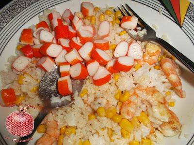 Ensalada de arroz con gambas y queso