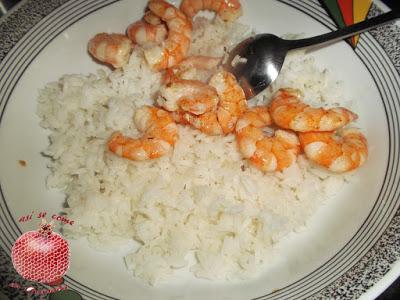 Ensalada de arroz con gambas y queso