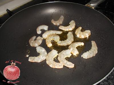 Ensalada de arroz con gambas y queso