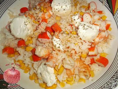 Ensalada de arroz con gambas y queso