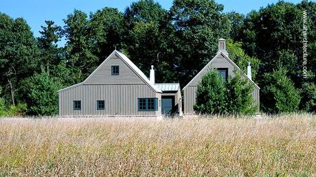 Residencia rural formada con tres graneros de madera en Minnesota área rural