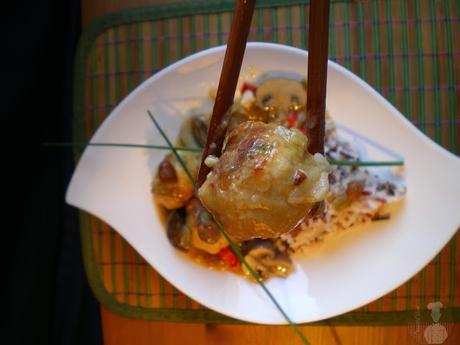 Albóndigas de pollo con salsa de coco al curry