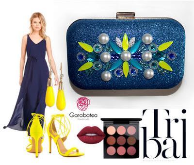 Look vestido largo azul marino con amarillo y clutch fiesta