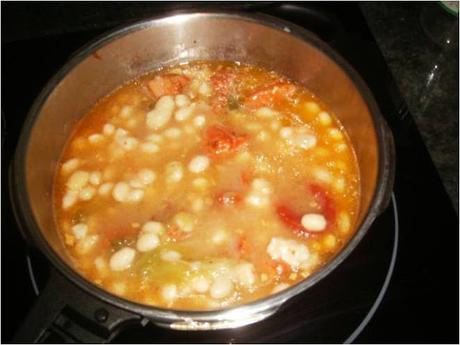 POCHAS  CON COSTILLAS   ADOBADAS