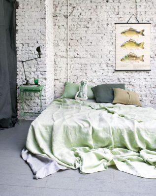 bedroom-without-headboard