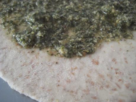 DARING KITCHEN MAY, 2016 CHALLENGE: TWIST BREAD :PAN DE TRES HARINAS ENROLLADO  Y  RELLENO DE PESTO