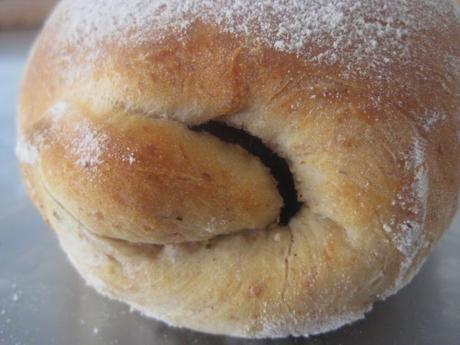 DARING KITCHEN MAY, 2016 CHALLENGE: TWIST BREAD :PAN DE TRES HARINAS ENROLLADO  Y  RELLENO DE PESTO