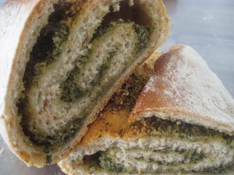 DARING KITCHEN MAY, 2016 CHALLENGE: TWIST BREAD :PAN DE TRES HARINAS ENROLLADO  Y  RELLENO DE PESTO