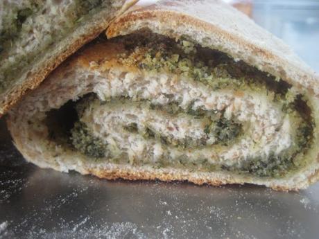 DARING KITCHEN MAY, 2016 CHALLENGE: TWIST BREAD :PAN DE TRES HARINAS ENROLLADO  Y  RELLENO DE PESTO