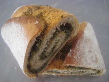 DARING KITCHEN MAY, 2016 CHALLENGE: TWIST BREAD :PAN DE TRES HARINAS ENROLLADO  Y  RELLENO DE PESTO