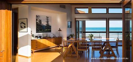 Vista interior de la planta alta de casa de playa contemporánea en Australia