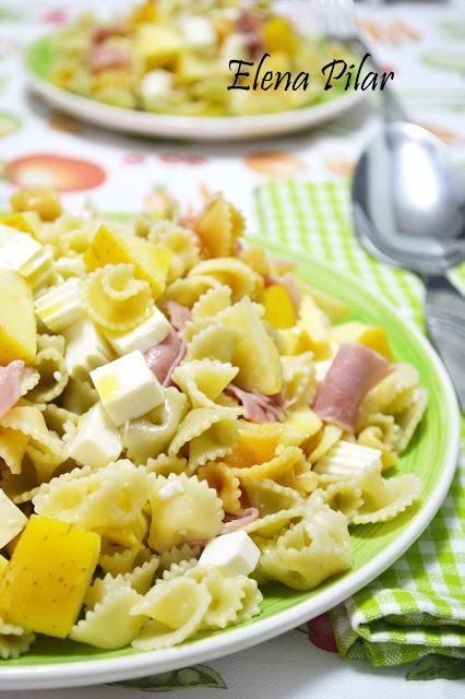 Ensalada de pasta con manzana, queso y beicon