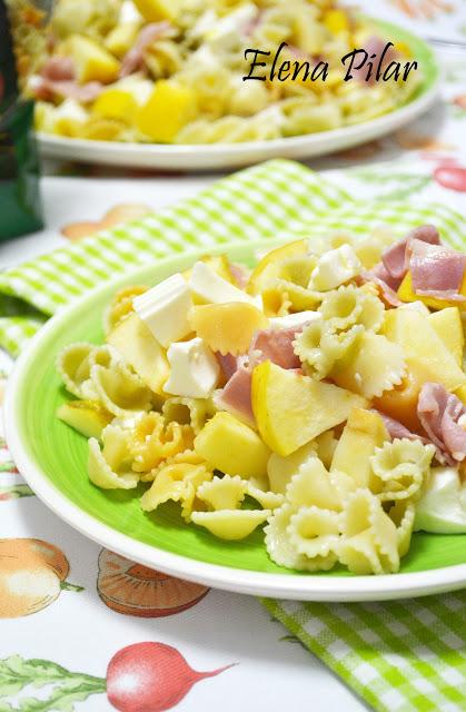 Ensalada de pasta con manzana, queso y beicon