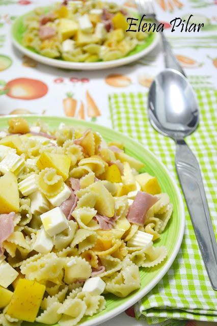 Ensalada de pasta con manzana, queso y beicon