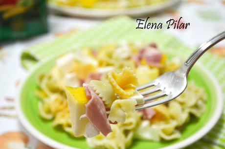 Ensalada de pasta con manzana, queso y beicon