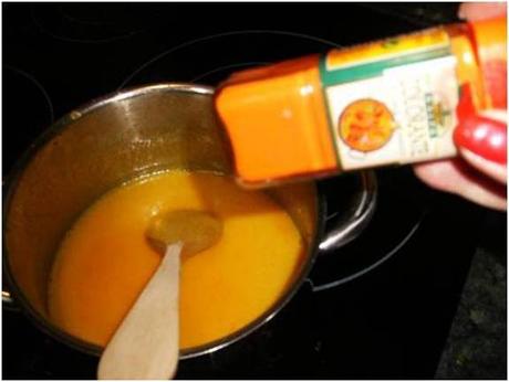 TARTA RELLENA DE YEMA  Y DECORADA CON NATA