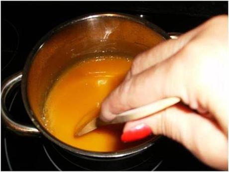 TARTA RELLENA DE YEMA  Y DECORADA CON NATA