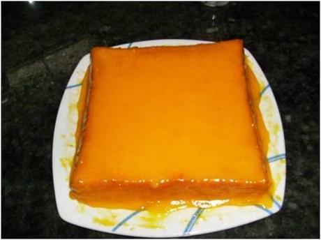 TARTA RELLENA DE YEMA  Y DECORADA CON NATA