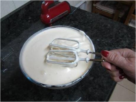 TARTA RELLENA DE YEMA  Y DECORADA CON NATA