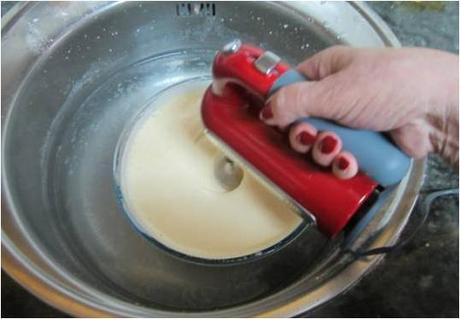 TARTA RELLENA DE YEMA  Y DECORADA CON NATA