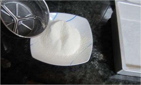 TARTA RELLENA DE YEMA  Y DECORADA CON NATA