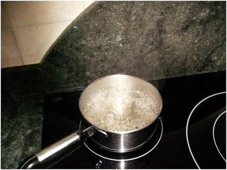 TARTA RELLENA DE YEMA  Y DECORADA CON NATA