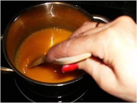 TARTA RELLENA DE YEMA  Y DECORADA CON NATA