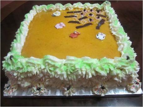 TARTA RELLENA DE YEMA  Y DECORADA CON NATA