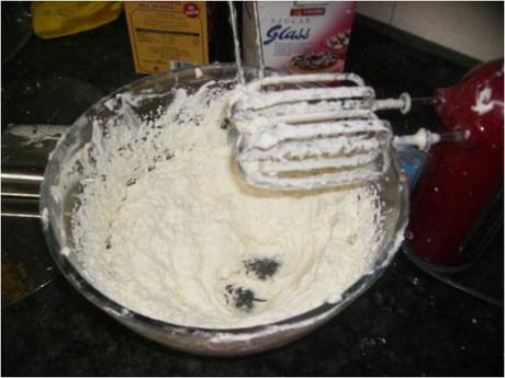 TARTA RELLENA DE YEMA  Y DECORADA CON NATA