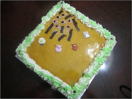 TARTA RELLENA DE YEMA  Y DECORADA CON NATA
