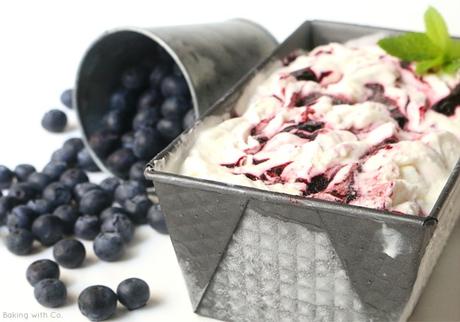 helado casero de yogur griego y arándanos